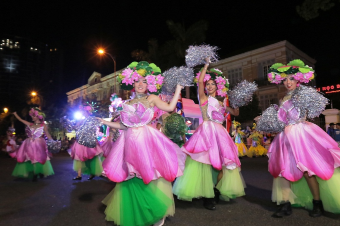 Hàng chục nghìn người dự 'Carnival đường phố DIFF 2019'